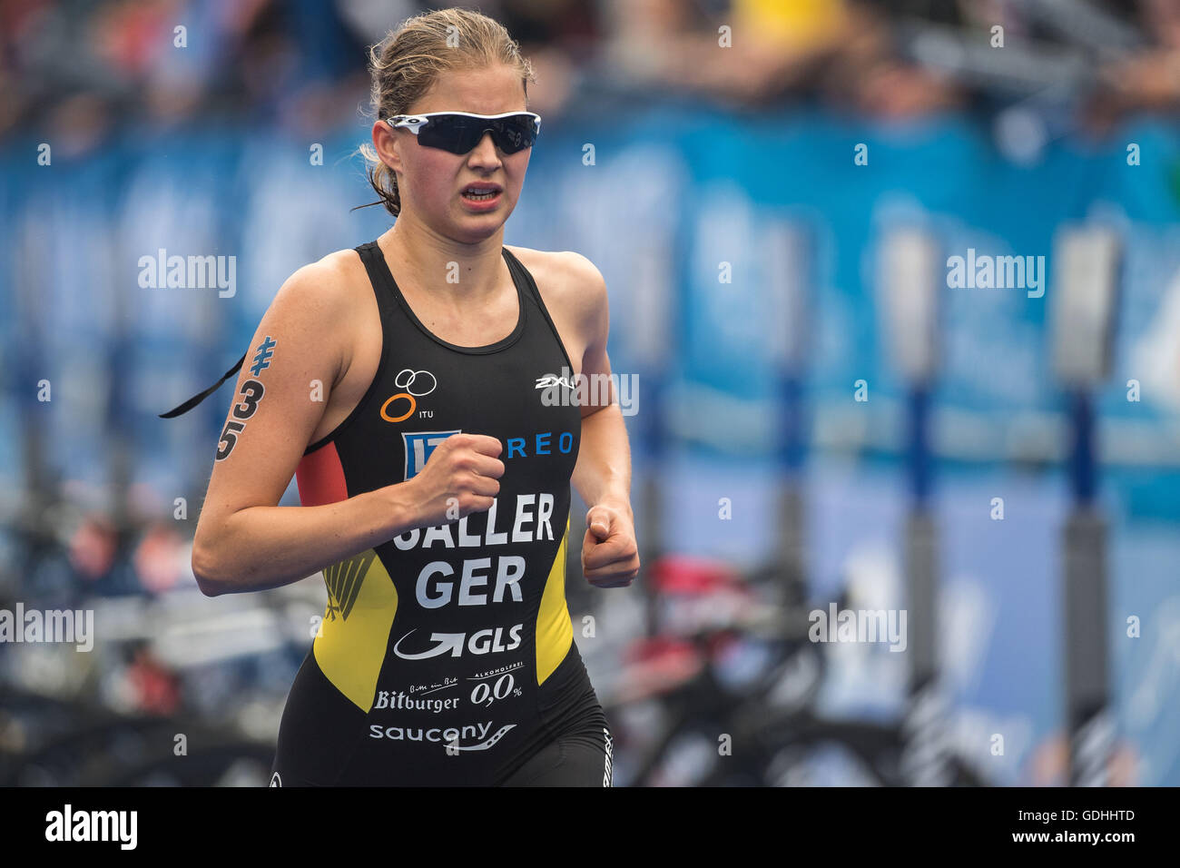 Hambourg, Allemagne. 16 juillet, 2016. Sophia Saller en action à Hambourg, Allemagne, 16 juillet 2016. La Série mondiale de triathlon - Womens 7 activité a lieu. Photo : Lukas Schulze/dpa/Alamy Live News Banque D'Images