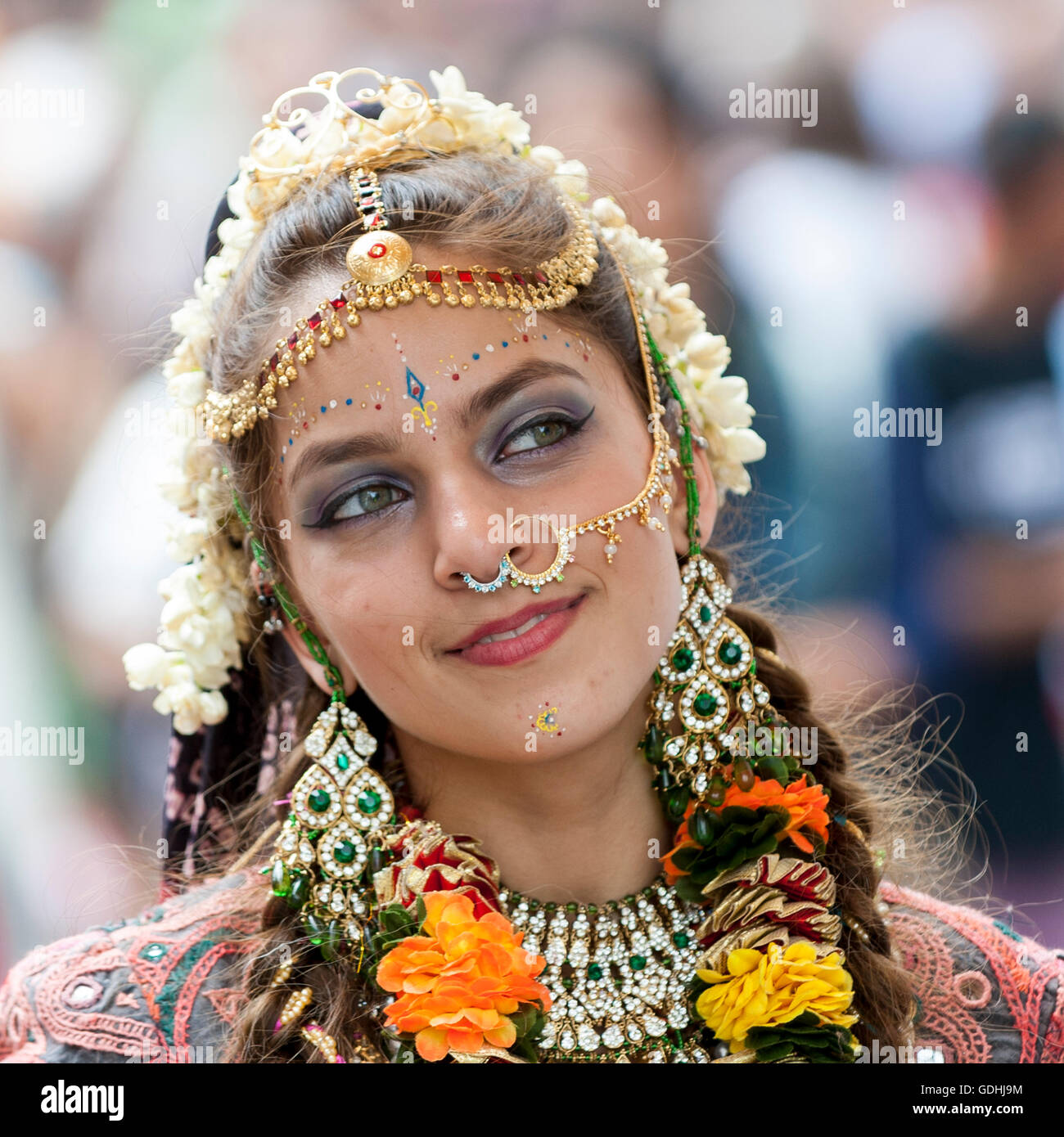 Londres, Royaume-Uni. 17 juillet 2016. Une fille habillé comme Le Seigneur Krishna's consort. Les dévots de célébrer le festival annuel Rathayatra ('panier festival'), dans le centre de Londres. Adeptes Hare Krishna remorqué trois énormes charrettes décorées de Hyde Park corner à Trafalgar Square, chantant et dansant tout le chemin. Crédit : Stephen Chung / Alamy Live News Banque D'Images