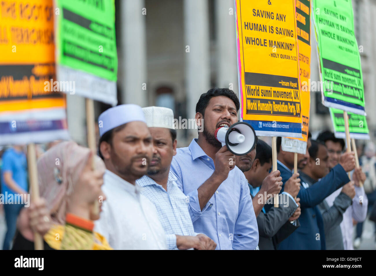 Londres, Royaume-Uni. 17 juillet 2016. Les membres de l'Organisation mondiale du mouvement sunnite se rassembler à Trafalgar Square pour protester contre les atrocités commises par les islamistes. Crédit : Stephen Chung / Alamy Live News Banque D'Images