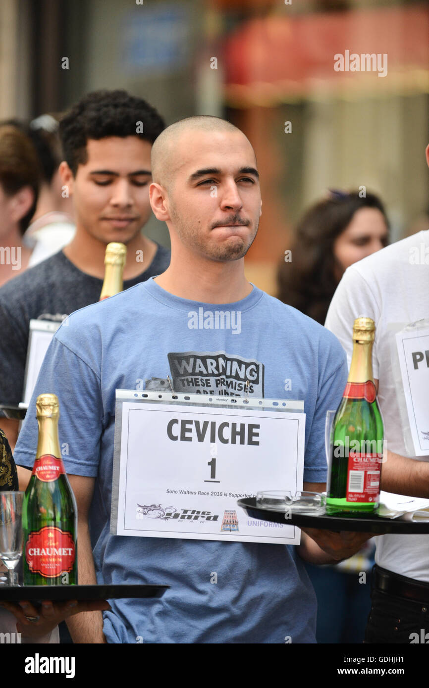 Soho, London, UK. 17 juillet, 2016. La traditionnelle Course de garçons de Soho, où les serveurs de Soho bars et restaurants autour de course Banque D'Images