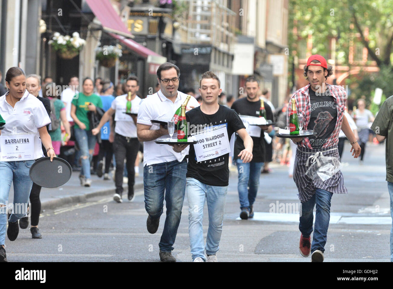 Soho, London, UK. 17 juillet, 2016. La traditionnelle Course de garçons de Soho, où les serveurs de Soho bars et restaurants autour de course Banque D'Images