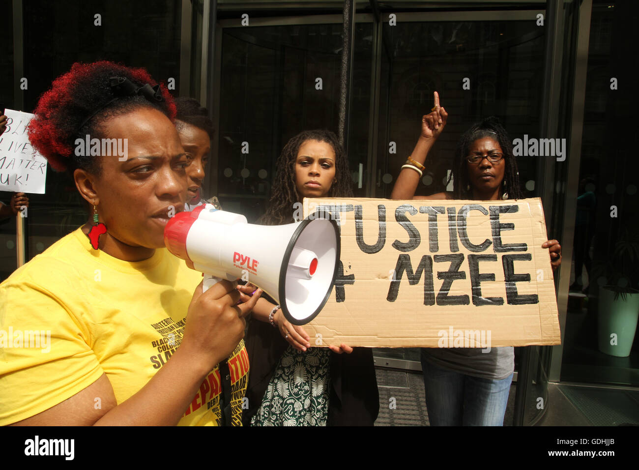 Londres, Royaume-Uni. 17 Juillet 2016 : ​Black vit question vu en dehors des manifestants le GIEC siège à Holbon pendant la marche de solidarité pour Mohammed Mzee. Les jeunes noirs de 18 ans est mort en garde à vue à Liverpool. Crédit : david mbiyu/Alamy Live News Banque D'Images