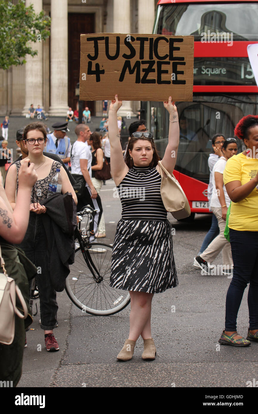 Londres, Royaume-Uni. 17 juillet, 2016 ​Black​ : Des manifestants ont pris d'affaire Vie Oxford Street pour une marche de solidarité pour Mohammed Mzee. Les jeunes noirs de 18 ans est mort en garde à vue à Liverpool. Crédit : david mbiyu/Alamy Live News Banque D'Images