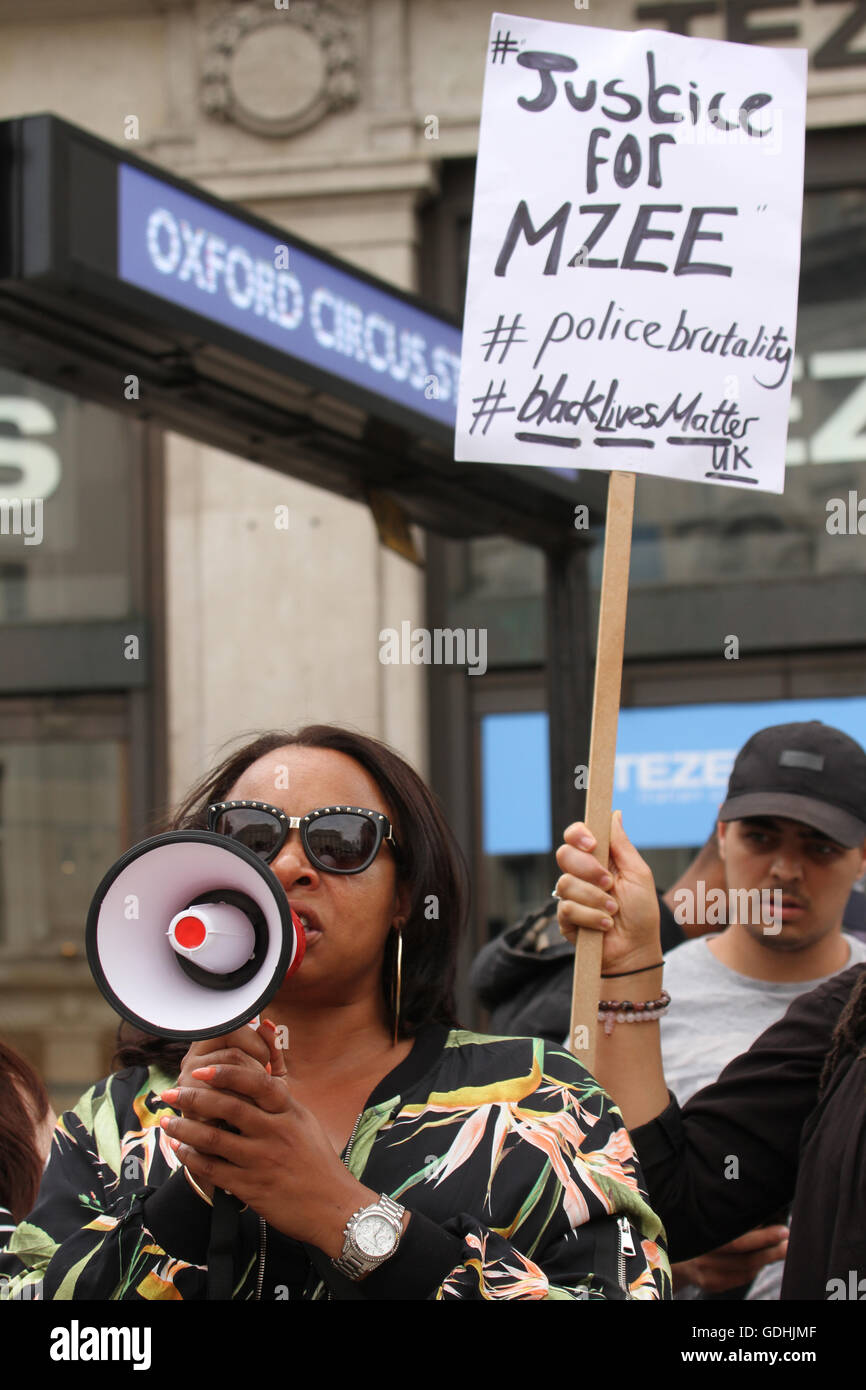 Londres, Royaume-Uni. 17 juillet, 2016 ​Ava​ : Morgan, un ami de la famille de la famille Mzee parle de manifestants devant Oxford Street station à propos de Mohammed Mzee. Mzee, un jeune noir de 18 ans est mort en garde à vue à Liverpool. Le 17 juillet 2016 mars, Oxford Street dans tout. Crédit : david mbiyu/Alamy Live News Banque D'Images