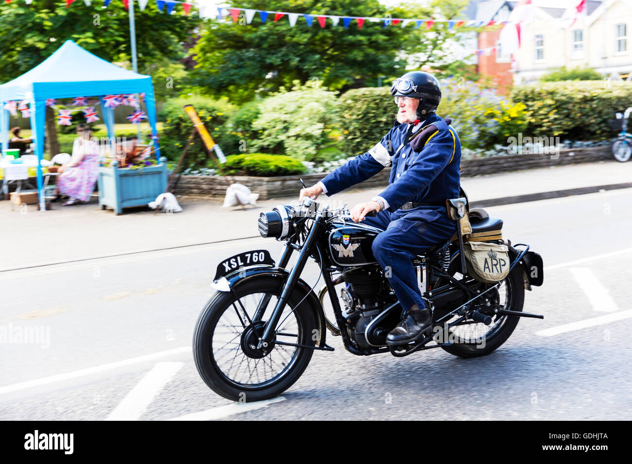 Vieil homme à cheval sur le bas de la route moto street bike vintage danger dangereux dangereux effrayant Banque D'Images