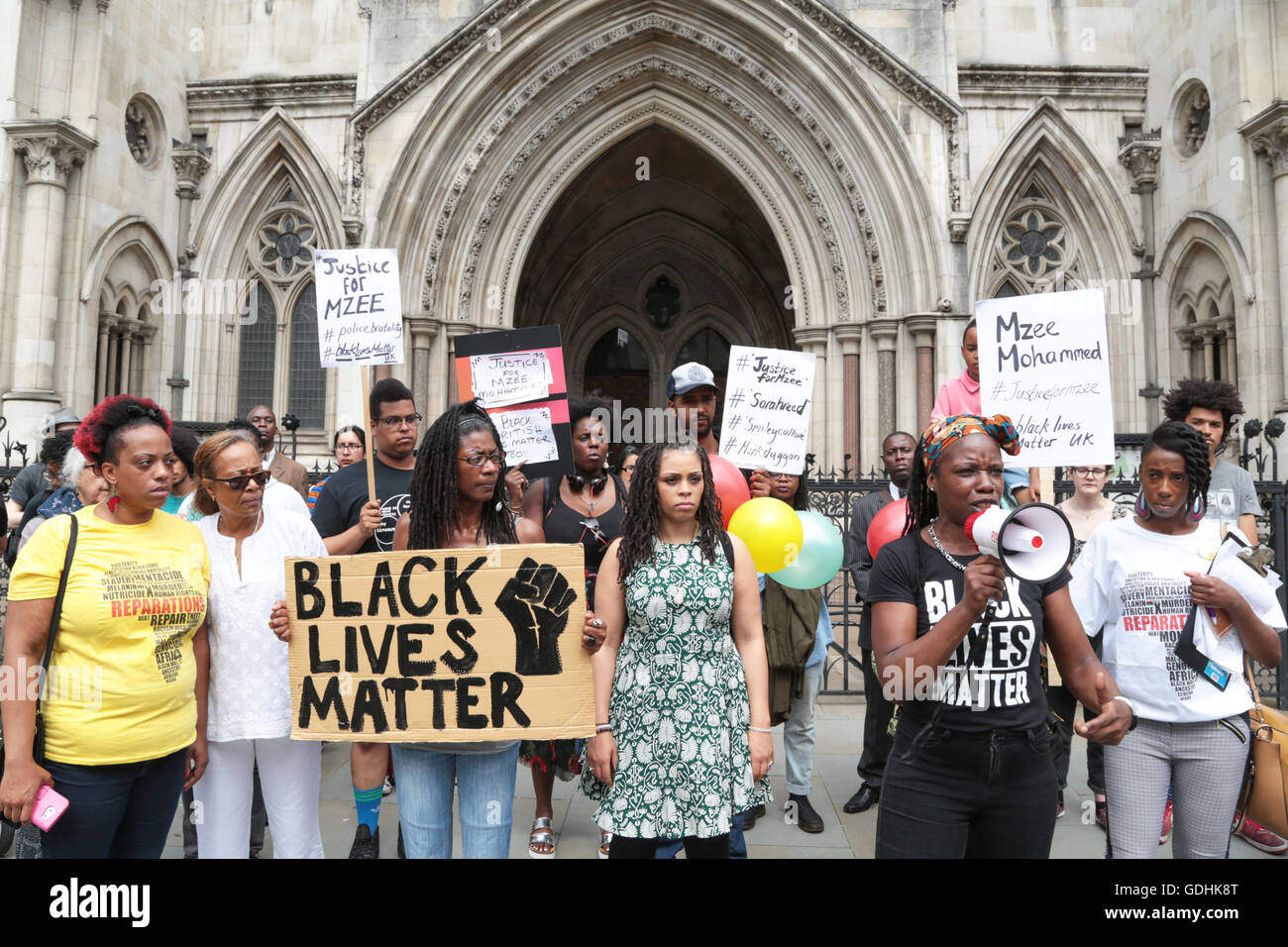 Londres, Royaume-Uni. 17 juillet, 2016. Personnes avec des banderoles et des pancartes se tenir à côté de la Royal Courts of Justice dans le centre de Londres pour une période de 18 ans, Mohammed Mzee qui sont morts après avoir été détenu par la police et le personnel de sécurité du centre commercial de Liverpool.L'Independent Police Complaints Commission a lancé une enquête. Credit : Thabo Jaiyesimi/Alamy Live News Banque D'Images