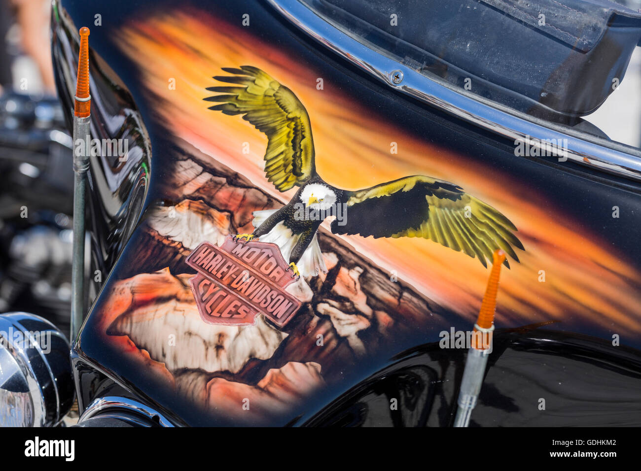 Travail de peinture personnalisée sur une Harley Davidson à l'American voitures et motos rassemblement dans la Plaza de la basilique de candelaria, Tenerife. Banque D'Images