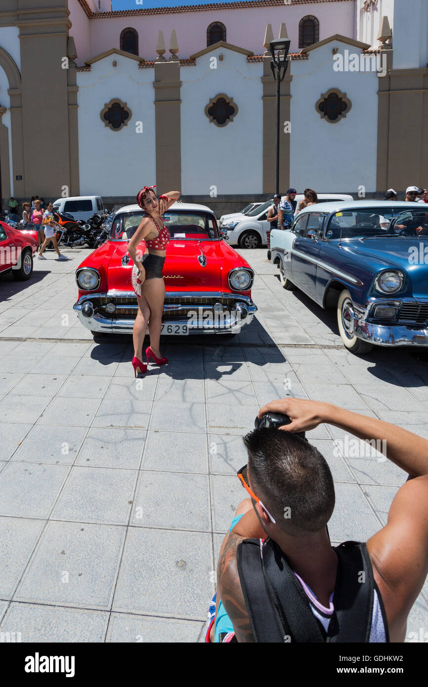 Photographe photographie Pin up girl peint corps photographié devant une Chevrolet à l'American autos et motos se forme sur la place de la basilique de candelaria, Tenerife. Banque D'Images