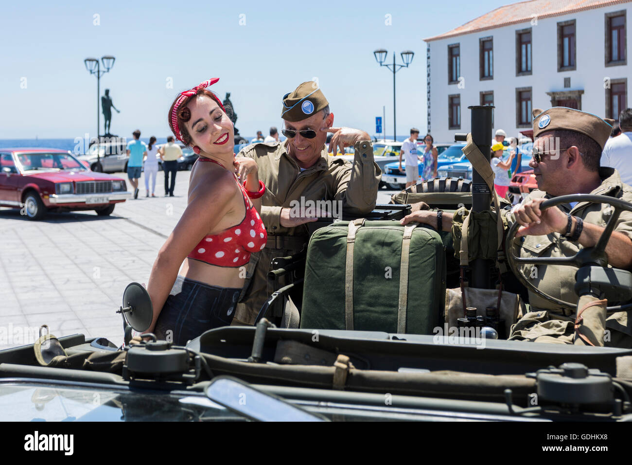 Pin up girl peint corps photographié avec des joueurs en nous l'équipement militaire à l'American voitures et motos rassemblement dans la Plaza de la basilique de candelaria, Tenerife. Rejoint par les fans de voitures et de vélos et des filles habillés en 50s pin ups. Banque D'Images