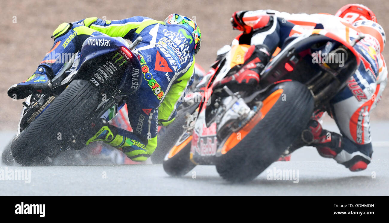 Hohenstein-Ernstthal, Allemagne. 17 juillet, 2016. L'italien Valentino  Rossi MotoGP rider du Team Movistar Yamaha MotoGP MotoGP rider et  l'Espagnol Marc Marquez Repsol Honda Team de tourner sur une piste humide  autour d'une