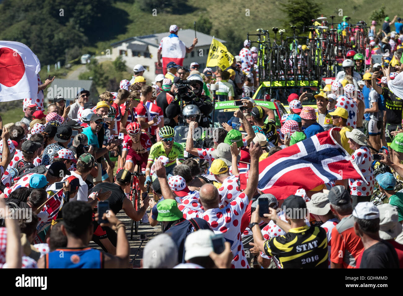 Virieu Le Petit, France. 17 juillet, 2016. 17 juillet, 2016. Ain, FR. Rafal Majka (Tinkoff) et Ilnur Zakarin (Team Katusha) à travers la foule des spectateurs bordant la dernière centaine de mètres du Grand Colombier grimper. Crédit : John Kavouris/Alamy Live News Banque D'Images