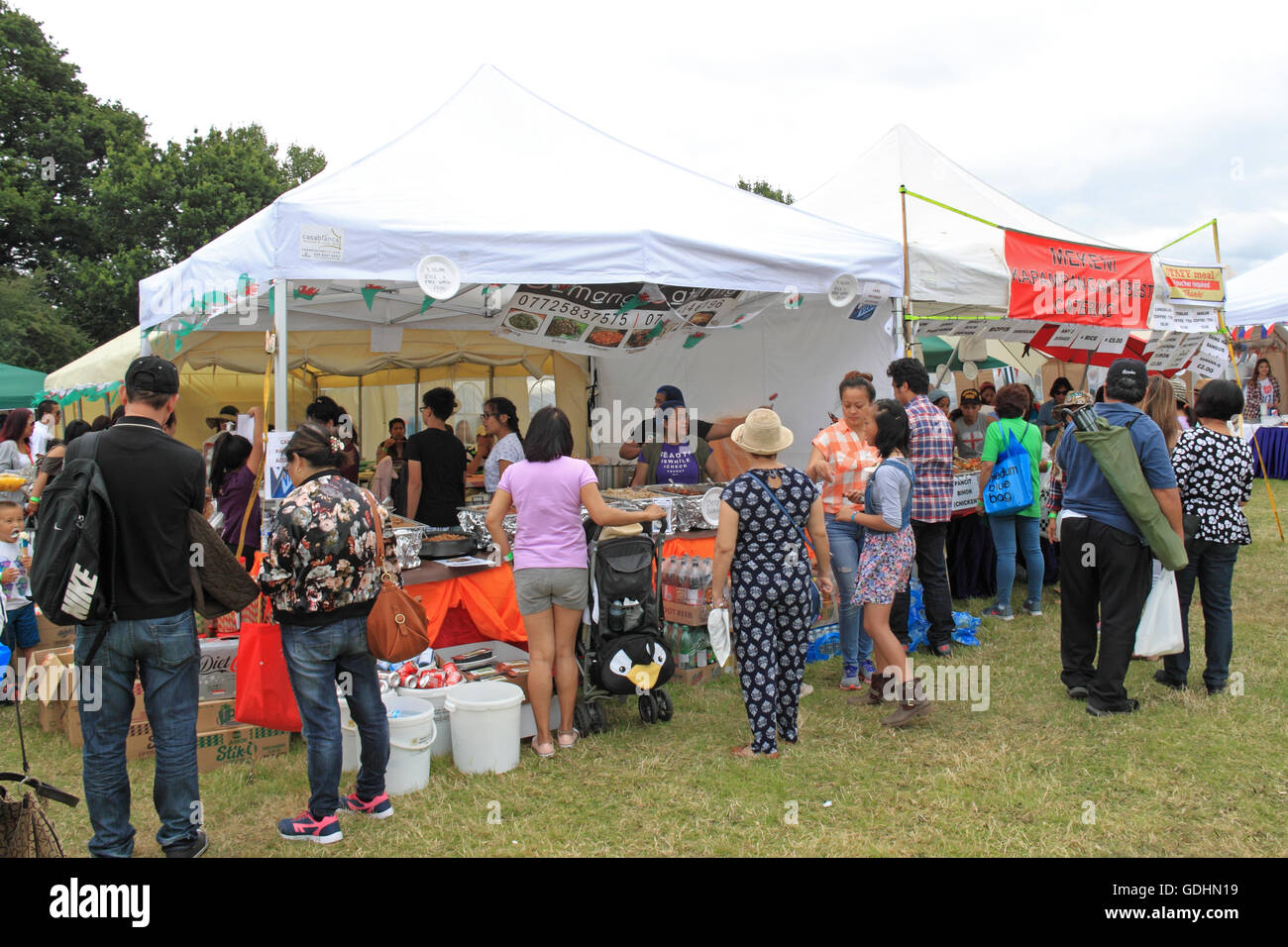 Des stands de nourriture. Barrio Fiesta sa Londres 2016. 16 et 17 juillet 2016. Apps Court Farm, Hurst Road, Walton-on-Thames, Surrey, Angleterre, Grande-Bretagne, Royaume-Uni, UK, Europe. Le Centre philippin et TFC fournir tout un week-end de pur plaisir et de divertissement Pinoy en présentant le meilleur des Philippines de spectacles culturels et de production avec Kapamilya stars des Philippines. Il vise à rassembler et à saisir les qualités uniques de l'fiesta Philippine. Crédit : Ian bouteille/Alamy Live News Banque D'Images