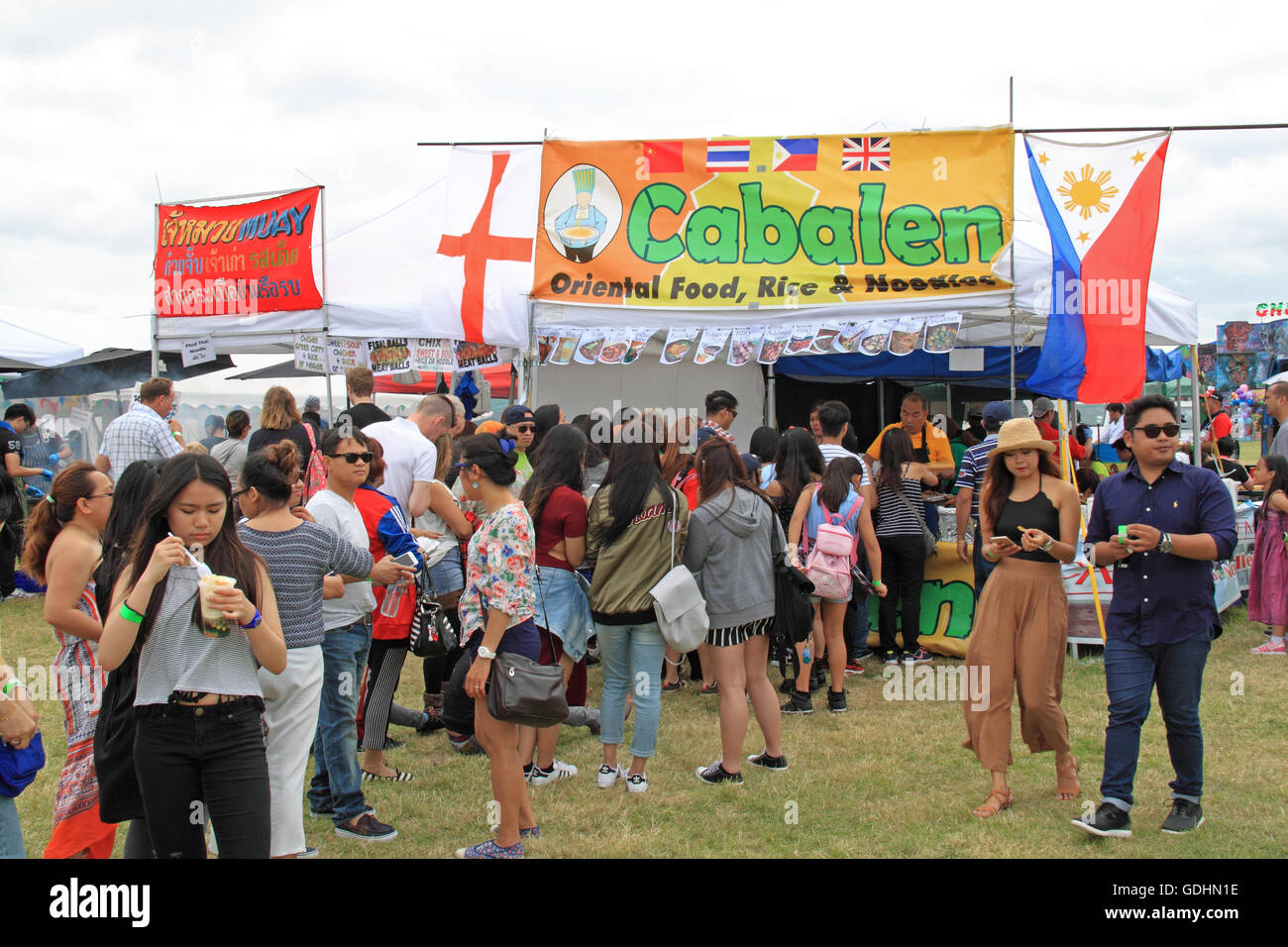 Des stands de nourriture. Barrio Fiesta sa Londres 2016. 16 et 17 juillet 2016. Apps Court Farm, Hurst Road, Walton-on-Thames, Surrey, Angleterre, Grande-Bretagne, Royaume-Uni, UK, Europe. Le Centre philippin et TFC fournir tout un week-end de pur plaisir et de divertissement Pinoy en présentant le meilleur des Philippines de spectacles culturels et de production avec Kapamilya stars des Philippines. Il vise à rassembler et à saisir les qualités uniques de l'fiesta Philippine. Crédit : Ian bouteille/Alamy Live News Banque D'Images