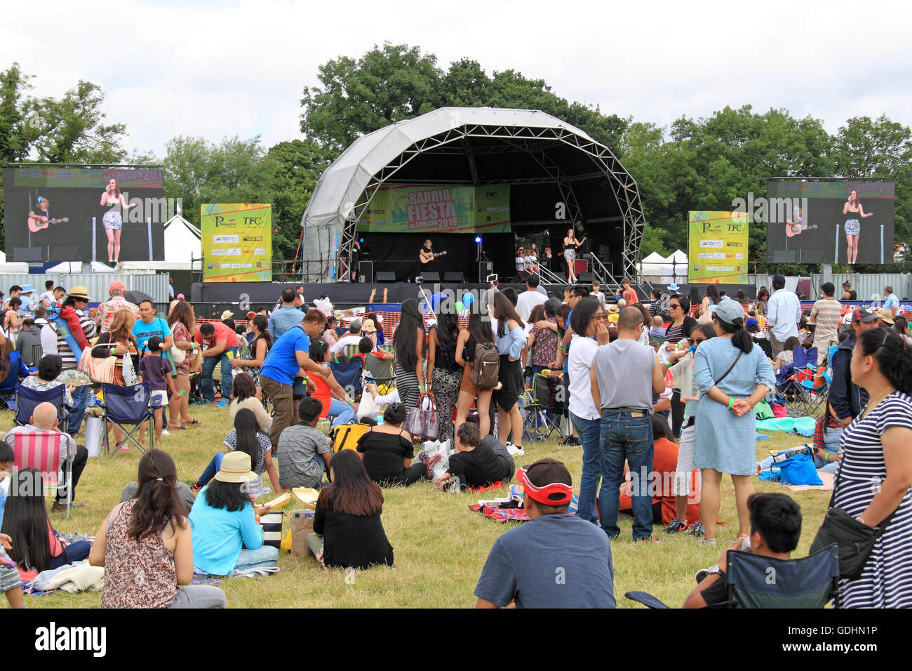 Dee Channel effectue. Barrio Fiesta sa Londres 2016. 16 et 17 juillet 2016. Apps Court Farm, Hurst Road, Walton-on-Thames, Surrey, Angleterre, Grande-Bretagne, Royaume-Uni, UK, Europe. Le Centre philippin et TFC fournir tout un week-end de pur plaisir et de divertissement Pinoy en présentant le meilleur des Philippines de spectacles culturels et de production avec Kapamilya stars des Philippines. Il vise à rassembler et à saisir les qualités uniques de l'fiesta Philippine. Crédit : Ian bouteille/Alamy Live News Banque D'Images