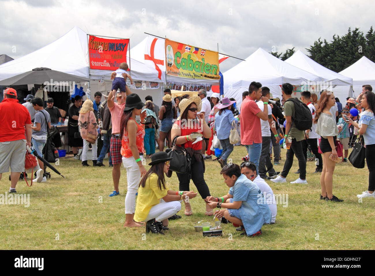 Des stands de nourriture. Barrio Fiesta sa Londres 2016. 16 et 17 juillet 2016. Apps Court Farm, Hurst Road, Walton-on-Thames, Surrey, Angleterre, Grande-Bretagne, Royaume-Uni, UK, Europe. Le Centre philippin et TFC fournir tout un week-end de pur plaisir et de divertissement Pinoy en présentant le meilleur des Philippines de spectacles culturels et de production avec Kapamilya stars des Philippines. Il vise à rassembler et à saisir les qualités uniques de l'fiesta Philippine. Crédit : Ian bouteille/Alamy Live News Banque D'Images
