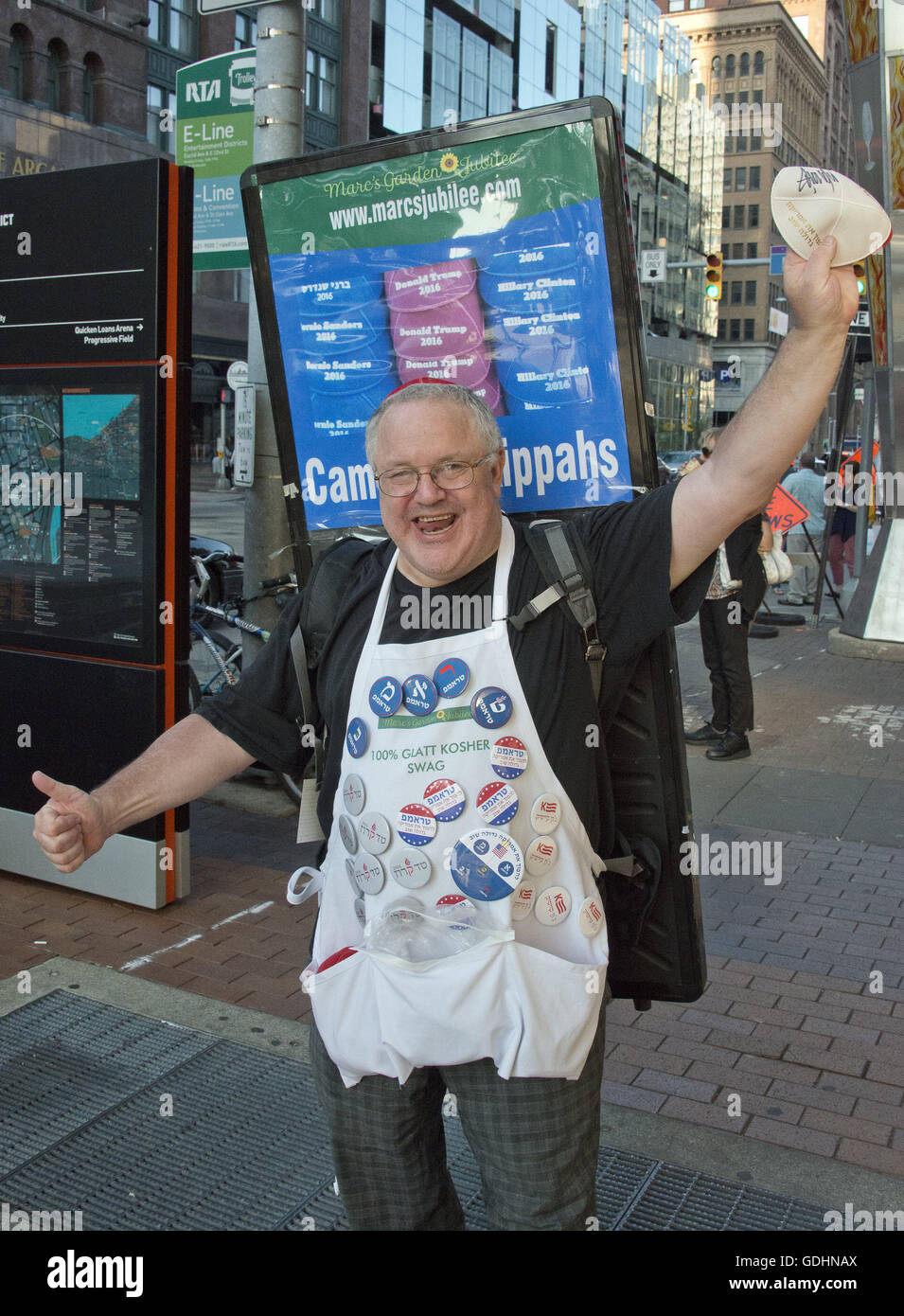 Cleveland, Ohio, USA. 16 juillet, 2016. Marc Daniels de Springfield, Illinois, qui vend des campagne juive (Kippahs yarmulkes), montre sa marchandise à l'Euclid Avenue, près de Quicken Loans Arena, site de la Convention nationale républicaine de 2016 à Cleveland, Ohio le Samedi, Juillet 16, 2016.Crédit : Ron Sachs/CNP. © Ron Sachs/CNP/ZUMA/Alamy Fil Live News Banque D'Images