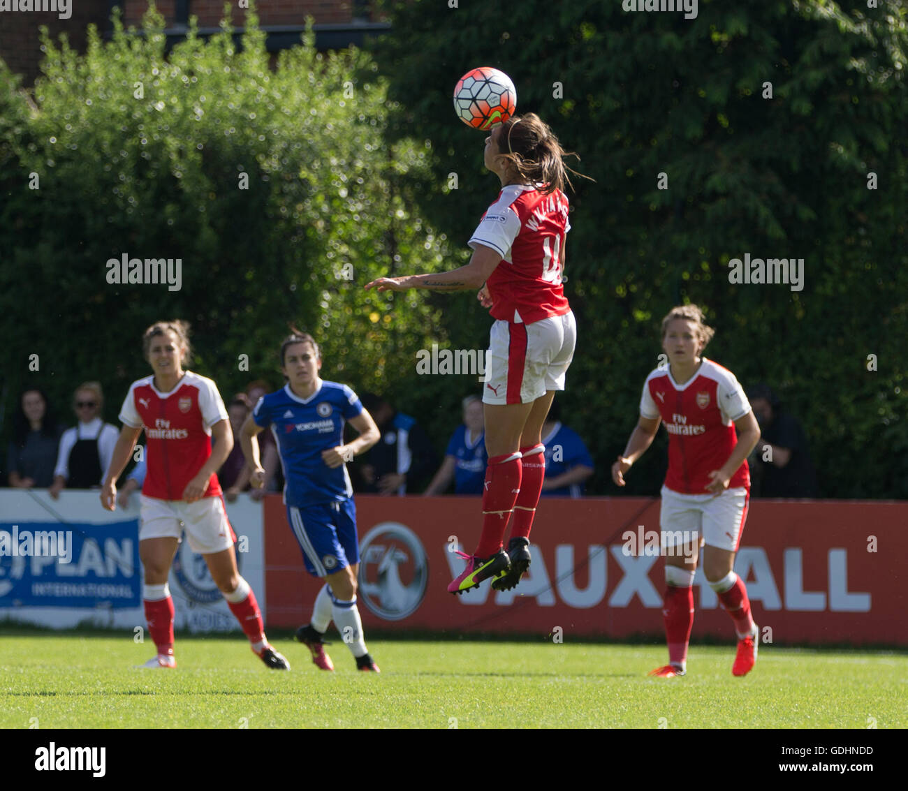 Wheatsheaf Park, Staines, Royaume-Uni. 17 juillet, 2016. Womens FA Super League 1. Mesdames et Mesdames Arsenal Chelsea. Le milieu de terrain d'Arsenal Ladies Fara Williams (4) gagnez l'en-tête : Action Crédit Plus Sport/Alamy Live News Banque D'Images