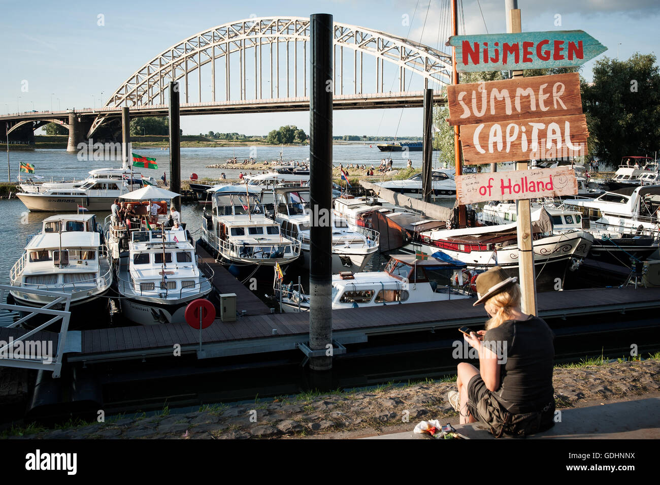 Nimègue, aux Pays-Bas. 18 juillet 2016.Le Vierdaagsefeesten célébration est la partie autour de l'Internationale de quatre jours de Nimègue, le plus grand événement de marche de plusieurs jours.Credit : Romy Arroyo Fernandez/Alamy Live News Banque D'Images