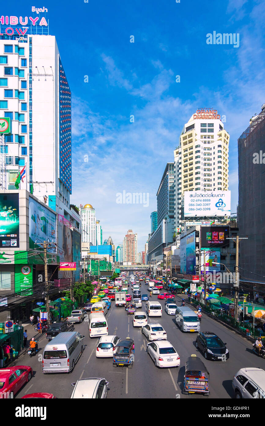 Petchaburi Road, dans le quartier de Pratunam thr de Bangkok . Banque D'Images