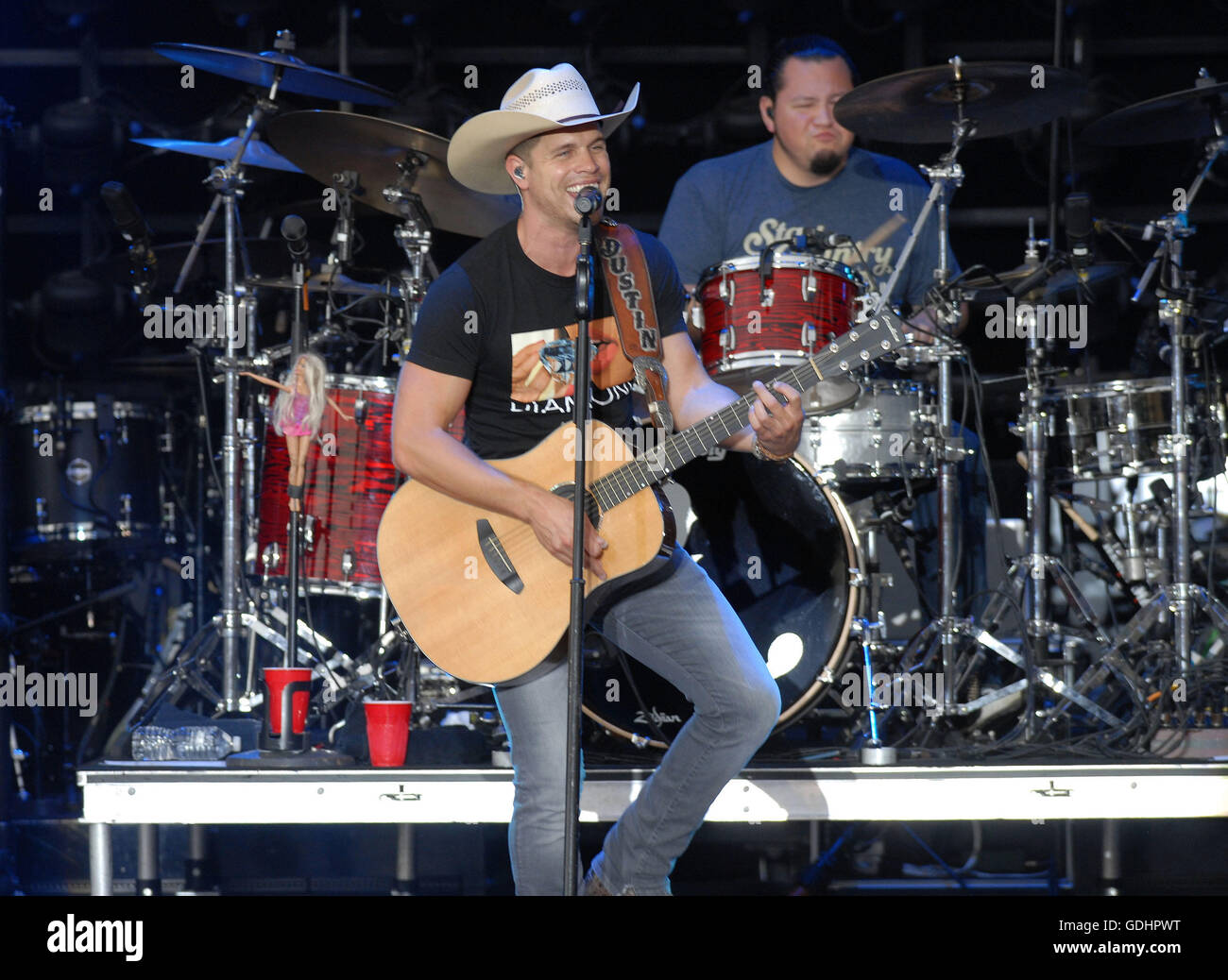 Bangor, Maine, USA. Août 25, 2015. 17 juillet 2016 - Bangor, Maine - Dustin Lynch. ''Kill the Lights'' d' tenue à Darling's Waterfront Pavilion. Crédit photo : Laura Farr/AdMedia © Laura Farr/AdMedia/ZUMA/Alamy Fil Live News Banque D'Images