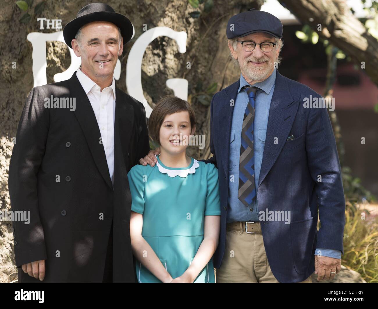 Londres, Royaume-Uni. 17 juillet, 2016. Mark Rylance, Ruby Barnhill, et Steven Spielberg, le premiere film BFG à Leicester Square à Londres. 17/07/2016 | Le monde d'utilisation/alliance photo Credit : dpa/Alamy Live News Banque D'Images