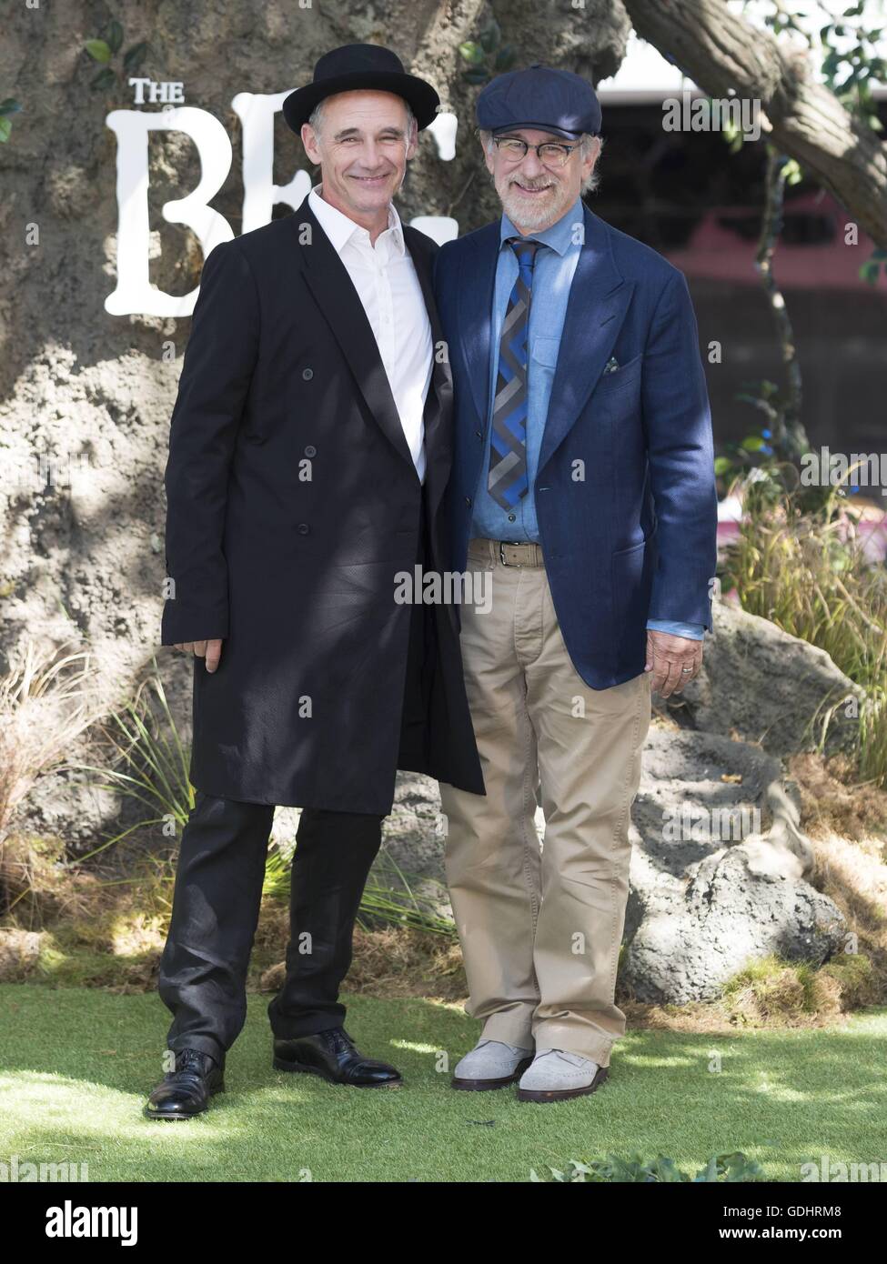 Londres, Royaume-Uni. 17 juillet, 2016. Mark Rylance et Steven Spielberg, le premiere film BFG à Leicester Square à Londres. 17/07/2016 | Le monde d'utilisation/alliance photo Credit : dpa/Alamy Live News Banque D'Images