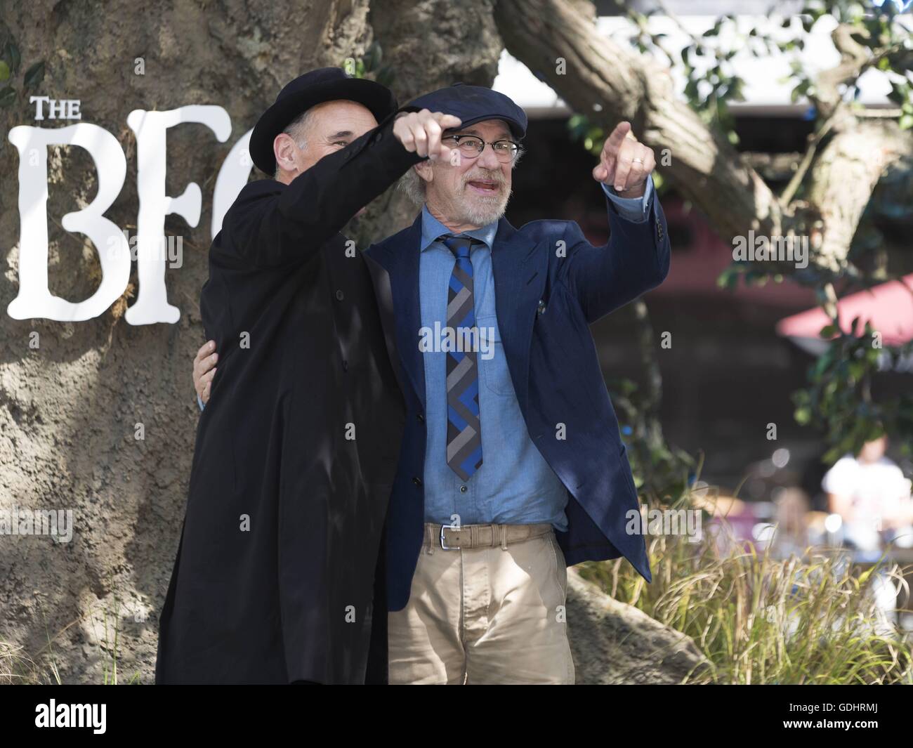 Londres, Royaume-Uni. 17 juillet, 2016. Mark Rylance et Steven Spielberg, le premiere film BFG à Leicester Square à Londres. 17/07/2016 | Le monde d'utilisation/alliance photo Credit : dpa/Alamy Live News Banque D'Images