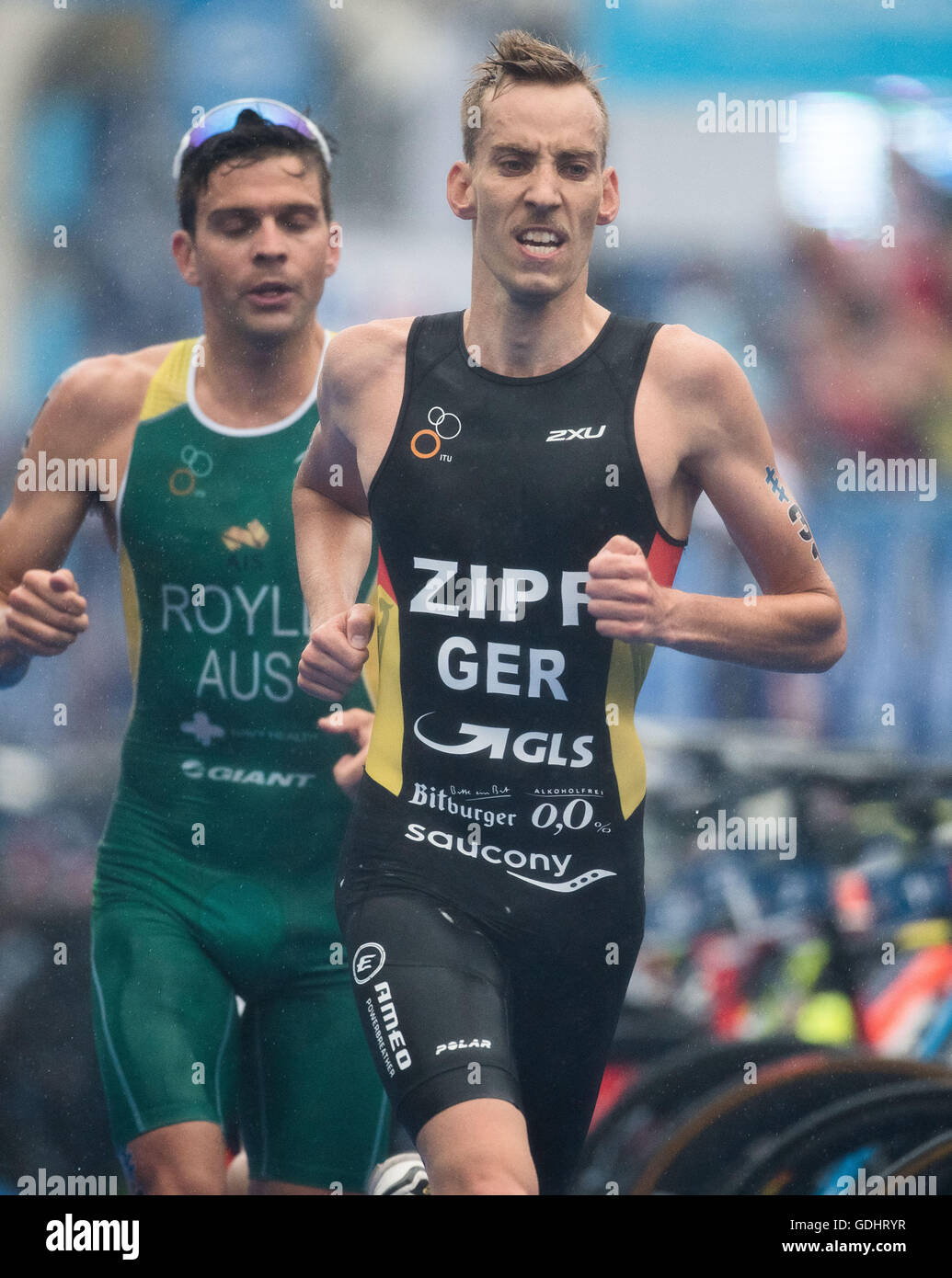 Hambourg, Allemagne. 16 juillet, 2016. Jonathan Zipf (Allemagne) à la 7ème gare de la Men's triathlon à la série mondiale de triathlon à Hambourg, Allemagne, 16 juillet 2016. Photo : Lukas SCHULZE/dpa/Alamy Live News Banque D'Images