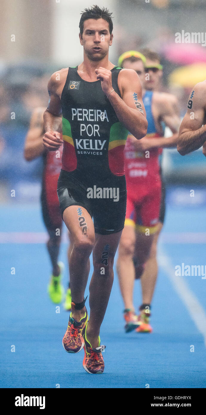 Hambourg, Allemagne. 16 juillet, 2016. Joao Pereira (Portugal) à la 7ème gare de la Men's triathlon à la série mondiale de triathlon à Hambourg, Allemagne, 16 juillet 2016. Photo : Lukas SCHULZE/dpa/Alamy Live News Banque D'Images