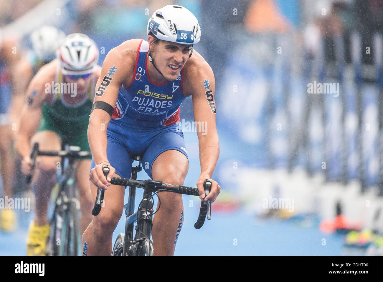 Hambourg, Allemagne. 16 juillet, 2016. Anthony Pujades (France) vélo dans la 7ème gare de la Men's triathlon à la série mondiale de triathlon à Hambourg, Allemagne, 16 juillet 2016. Photo : Lukas SCHULZE/dpa/Alamy Live News Banque D'Images