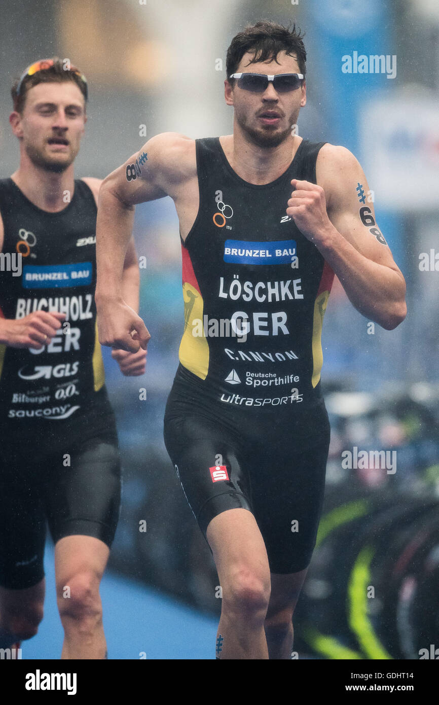 Hambourg, Allemagne. 16 juillet, 2016. Franz Loeschke s'exécutant dans la 7ème gare de la Men's triathlon à la série mondiale de triathlon à Hambourg, Allemagne, 16 juillet 2016. Photo : Lukas SCHULZE/dpa/Alamy Live News Banque D'Images