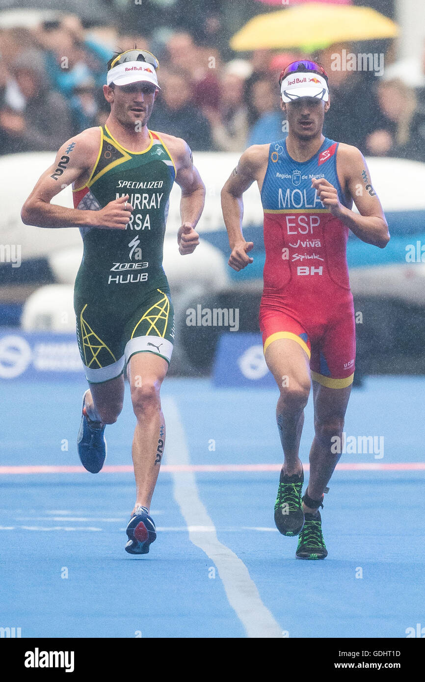 Hambourg, Allemagne. 16 juillet, 2016. Richard Murray (Australie, L), Mario Mola (Espagne, R) s'exécutant dans la 7ème gare de la Men's triathlon à la série mondiale de triathlon à Hambourg, Allemagne, 16 juillet 2016. Photo : Lukas SCHULZE/dpa/Alamy Live News Banque D'Images