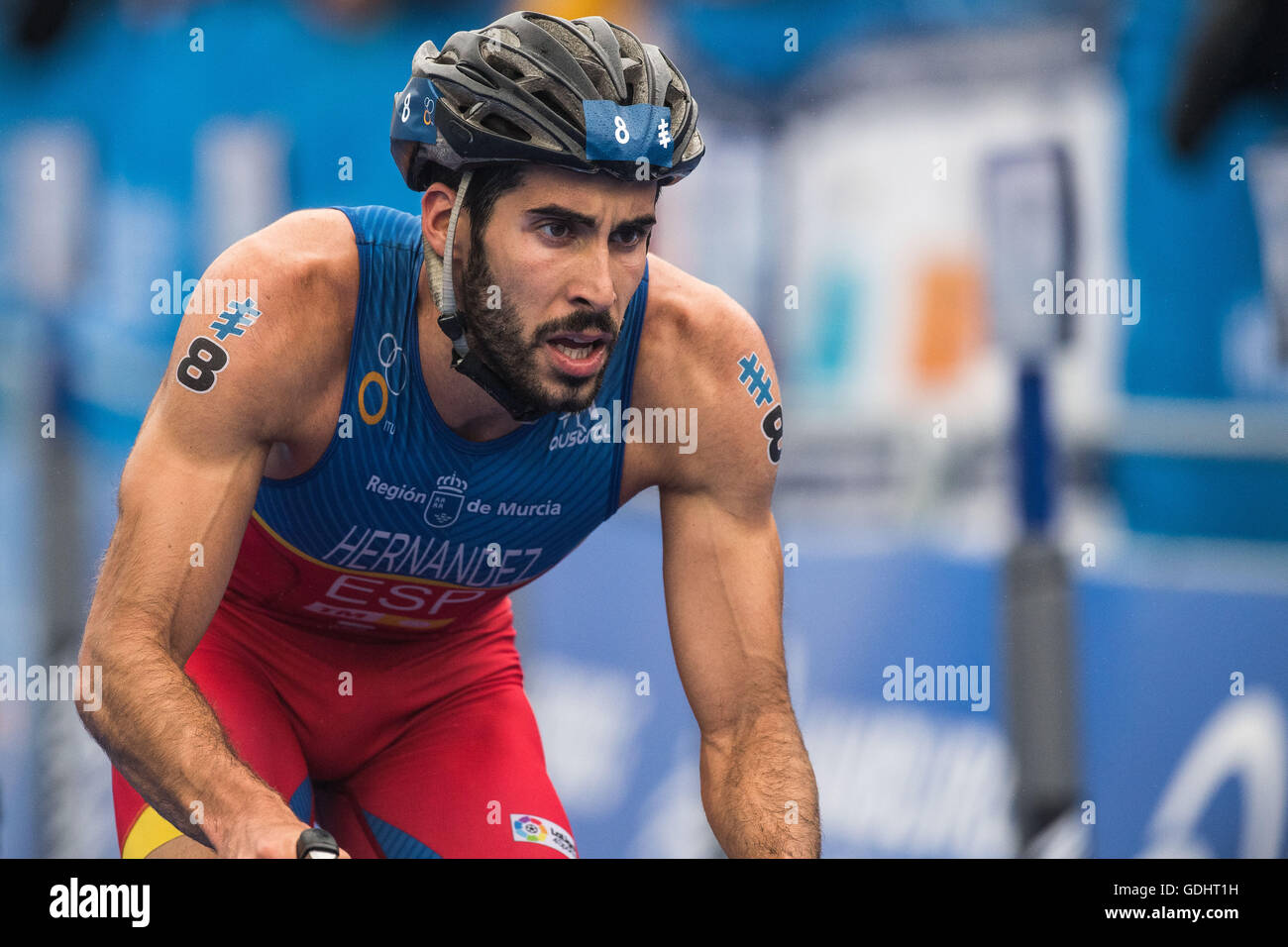 Hambourg, Allemagne. 16 juillet, 2016. Vicente Hernandez (Espagne) à vélo dans la 7ème gare de la Men's triathlon à la série mondiale de triathlon à Hambourg, Allemagne, 16 juillet 2016. Photo : Lukas SCHULZE/dpa/Alamy Live News Banque D'Images