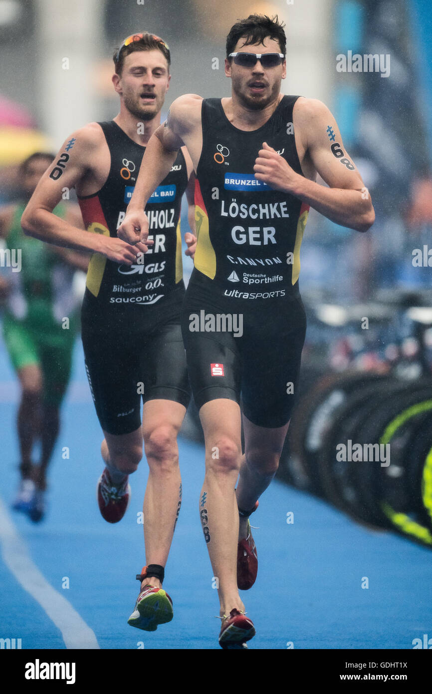 Hambourg, Allemagne. 16 juillet, 2016. Gregor Buchholz (L), Franz Loeschke s'exécutant dans la 7ème gare de la Men's triathlon à la série mondiale de triathlon à Hambourg, Allemagne, 16 juillet 2016. Photo : Lukas SCHULZE/dpa/Alamy Live News Banque D'Images