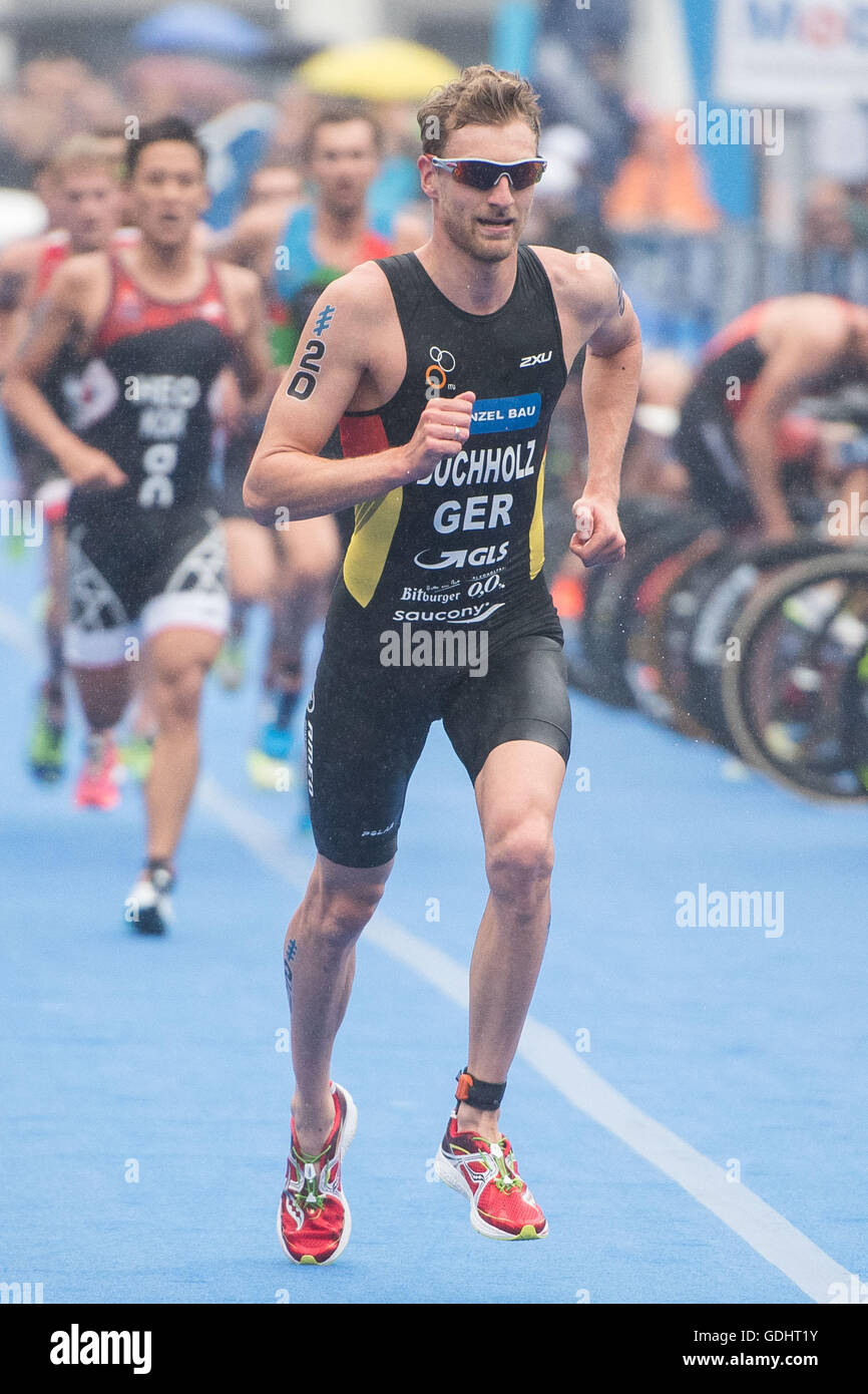 Hambourg, Allemagne. 16 juillet, 2016. Gregor Buchholz s'exécutant dans la 7ème gare de la Men's triathlon à la série mondiale de triathlon à Hambourg, Allemagne, 16 juillet 2016. Photo : Lukas SCHULZE/dpa/Alamy Live News Banque D'Images