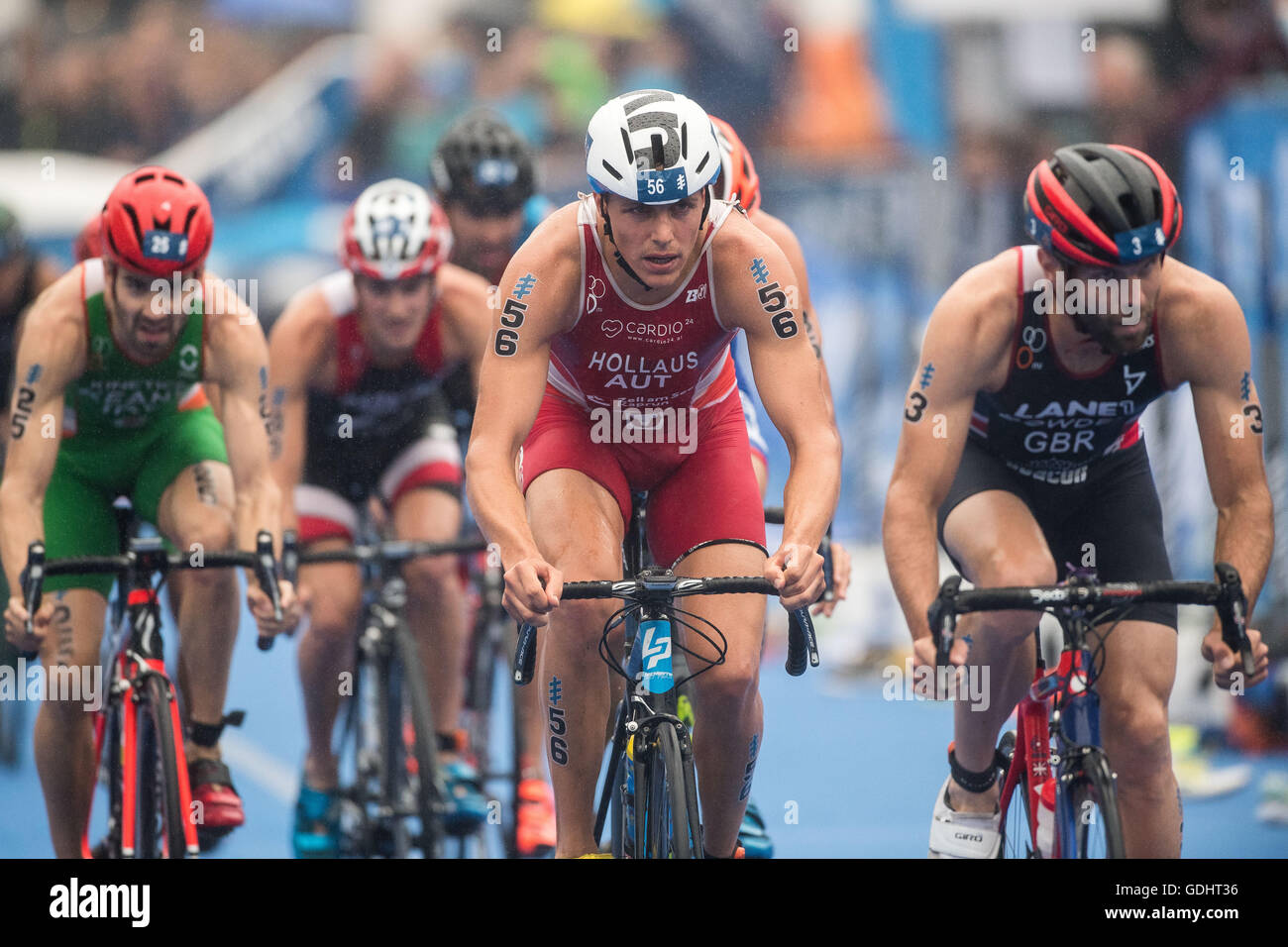 Hambourg, Allemagne. 16 juillet, 2016. Lukas Hollaus (Autriche, C), Adam Bowden (Grande-Bretagne, R) à vélo dans la 7ème gare de la Men's triathlon à la série mondiale de triathlon à Hambourg, Allemagne, 16 juillet 2016. Photo : Lukas SCHULZE/dpa/Alamy Live News Banque D'Images