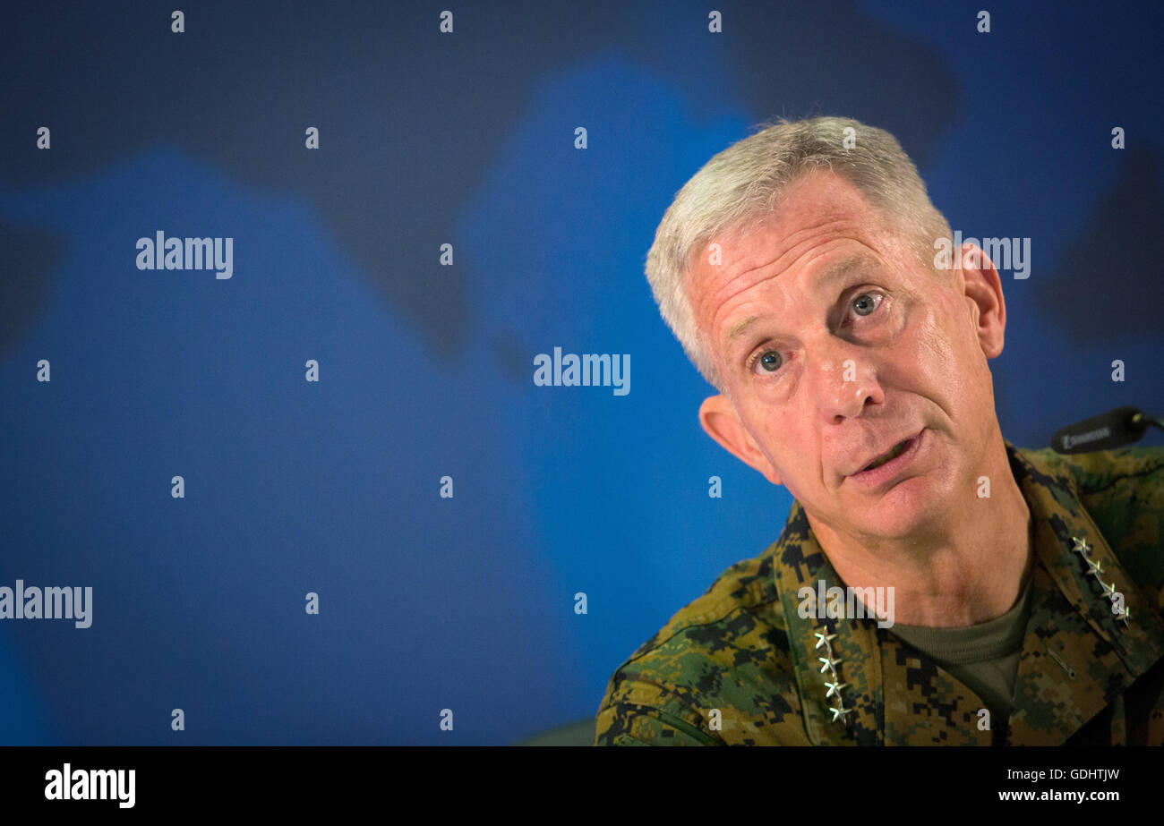 Stuttgart, Allemagne. 18 juillet, 2016. Le nouveau commandant en chef de l'Afrique du Commando de l'armée américaine (AFRICOM), Thomas Waldhauser, donne une interview à la suite de la cérémonie de remise du commando sur le site de l'avant-poste de l'armée US 'Patch Barracks' à Stuttgart, Allemagne, 18 juillet 2016. Photo : CHRISTOPH SCHMIDT/dpa/Alamy Live News Banque D'Images