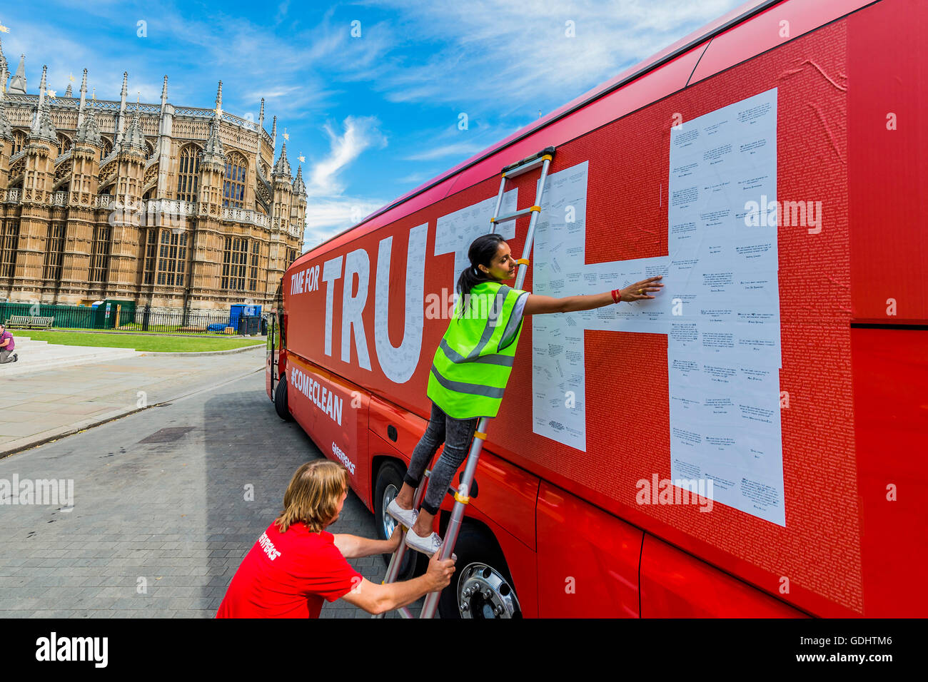 Londres, Royaume-Uni. 18 juillet, 2016. Les autocollants - La finale 'Brexit' laisser voter bataille bus (utilisé par Boris Johnson) a été acquis par Greenpeace a été à l'extérieur du Parlement. Les £350m NHS réclamation était couverte avec des milliers de questions pour le nouveau gouvernement de congé et rester électeurs - beaucoup d'entre eux sur ce qu'Brexit signifie pour l'environnement. Les questions écrites, sur des autocollants, forment un montage qui définira les termes "moment de vérité" en grandes lettres blanches sur le côté de l'autobus. Le bus a été mis en garde par de vieux palace Yard, Westminster. Crédit : Guy Bell/Alamy Live News Banque D'Images