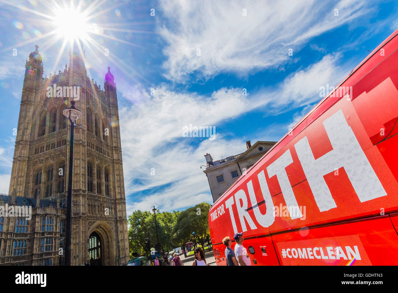 Londres, Royaume-Uni. 18 juillet, 2016. Lire les messages touristiques - le vote 'Brexit' Laisser bataille bus (utilisé par Boris Johnson) a été acquis par Greenpeace a été à l'extérieur du Parlement. Les £350m NHS réclamation était couverte avec des milliers de questions pour le nouveau gouvernement de congé et rester électeurs - beaucoup d'entre eux sur ce qu'Brexit signifie pour l'environnement. Les questions écrites, sur des autocollants, forment un montage qui définira les termes "moment de vérité" en grandes lettres blanches sur le côté de l'autobus. Le bus a été mis en garde par de vieux palace Yard, Westminster. Crédit : Guy Bell/Alamy Live News Banque D'Images