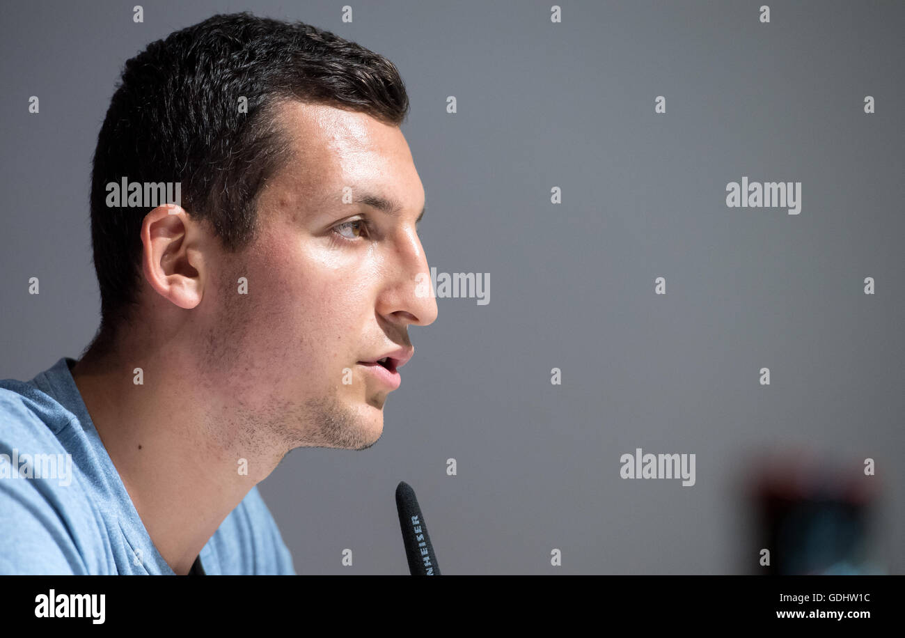 Munich, Allemagne. 18 juillet, 2016. Joueur de basket-ball national Paul Zipser de FC Bayern Munich parle lors d'une conférence de presse à Munich, Allemagne, 18 juillet 2016. Zipser a signé un contrat de deux ans avec les Chicago Bulls et est maintenant le quatrième français à jouer dans la Ligue nord-américaine de basket-ball NBA. Photo : SVEN HOPPE/dpa/Alamy Live News Banque D'Images