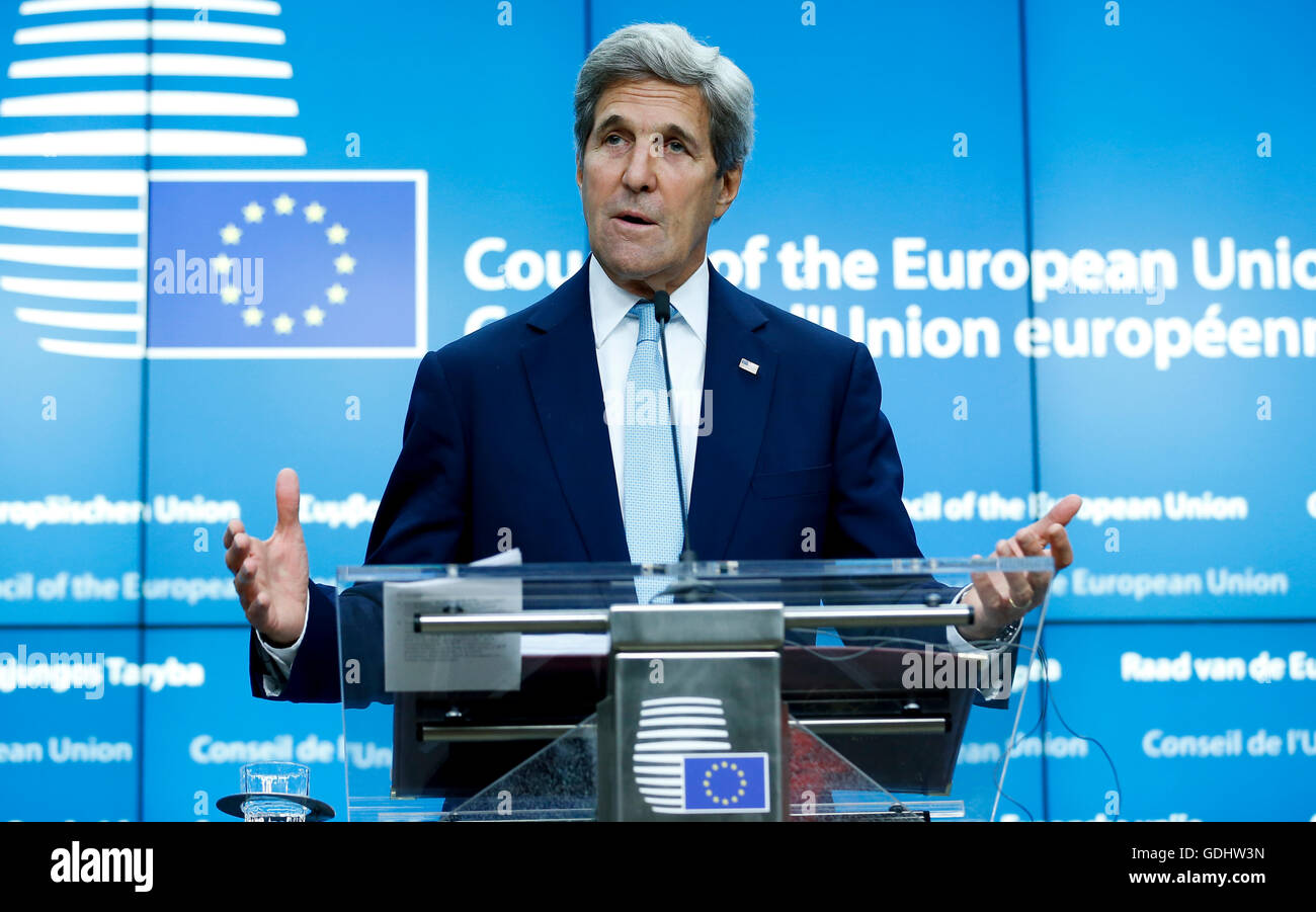 Bruxelles, Belgique. 18 juillet, 2016. Le secrétaire d'Etat John Kerry traite d'une conférence de presse conjointe avec la haute représentante de l'UE pour les affaires étrangères et la politique de sécurité Federica Mogherini (pas vu) après leur réunion à venir d'une réunion des ministres des affaires étrangères de l'UE à son siège à Bruxelles, Belgique, le 18 juillet 2016. John Kerry est en Belgique pour assister à une réunion avec les ministres des affaires étrangères des États membres et à l'écart de la réunion du Conseil des affaires étrangères de l'UE. © Ye Pingfan/Xinhua/Alamy Live News Banque D'Images