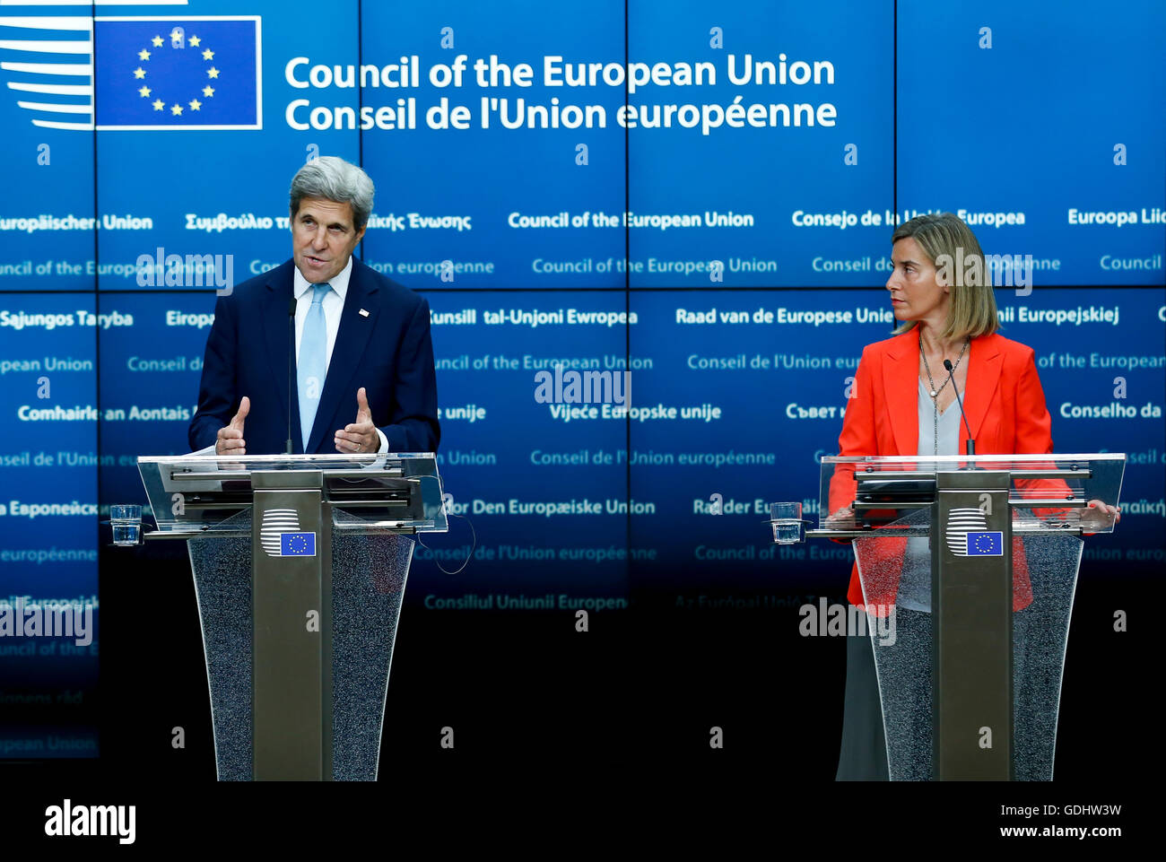 Bruxelles, Belgique. 18 juillet, 2016. Le secrétaire d'Etat John Kerry (L) et haut représentant de l'UE pour les affaires étrangères et la politique de sécurité Federica Mogherini assister à une conférence de presse conjointe après leur réunion à venir d'une réunion des ministres des affaires étrangères de l'UE à son siège à Bruxelles, Belgique, le 18 juillet 2016. John Kerry est en Belgique pour assister à une réunion avec les ministres des affaires étrangères des États membres et à l'écart de la réunion du Conseil des affaires étrangères de l'UE. © Ye Pingfan/Xinhua/Alamy Live News Banque D'Images
