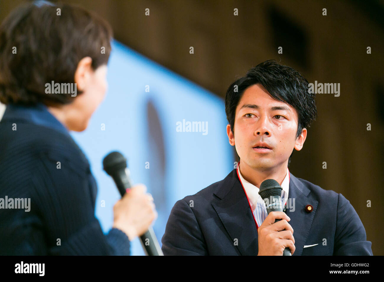 Homme politique japonais Shinjiro Koizumi (R) prend la parole lors du 21e Conférence internationale des femmes d'affaires à Grand Nikko Tokyo Daiba le 18 juillet 2016, Tokyo, Japon. 55 conférenciers invités, principalement des femmes leaders, se sont réunis pour discuter des rôles des femmes dans la politique, l'économie et la société. © Rodrigo Reyes Marin/AFLO/Alamy Live News Banque D'Images