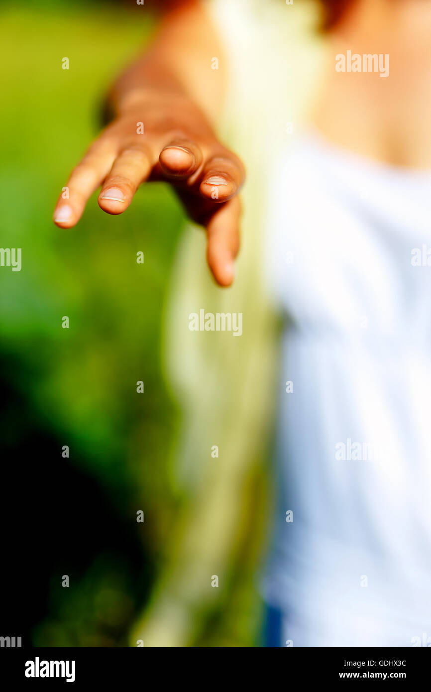 Main D Une Fille Tendre La Main Vers L Observateur Sur L Arriere Plan Flou Photo Stock Alamy