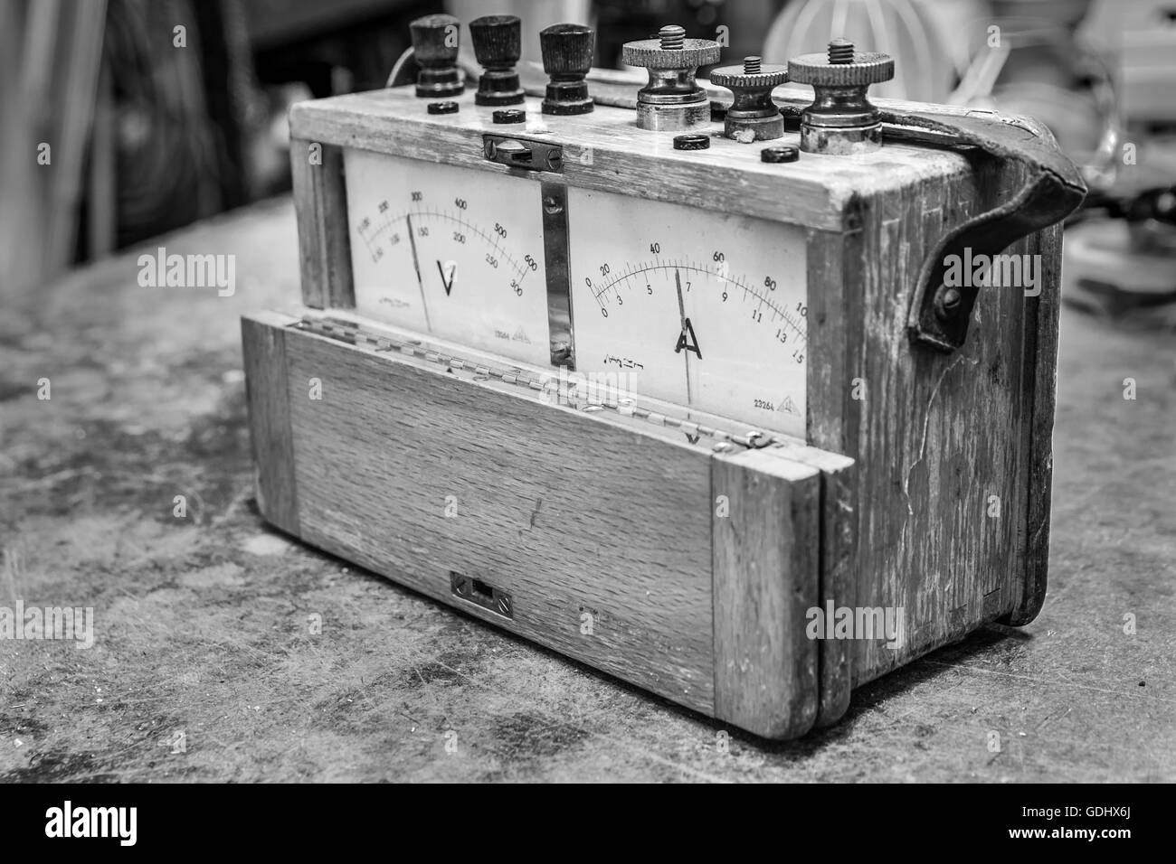 Compteur électrique en bois analogiques vintage sur l'ancienne table test Banque D'Images