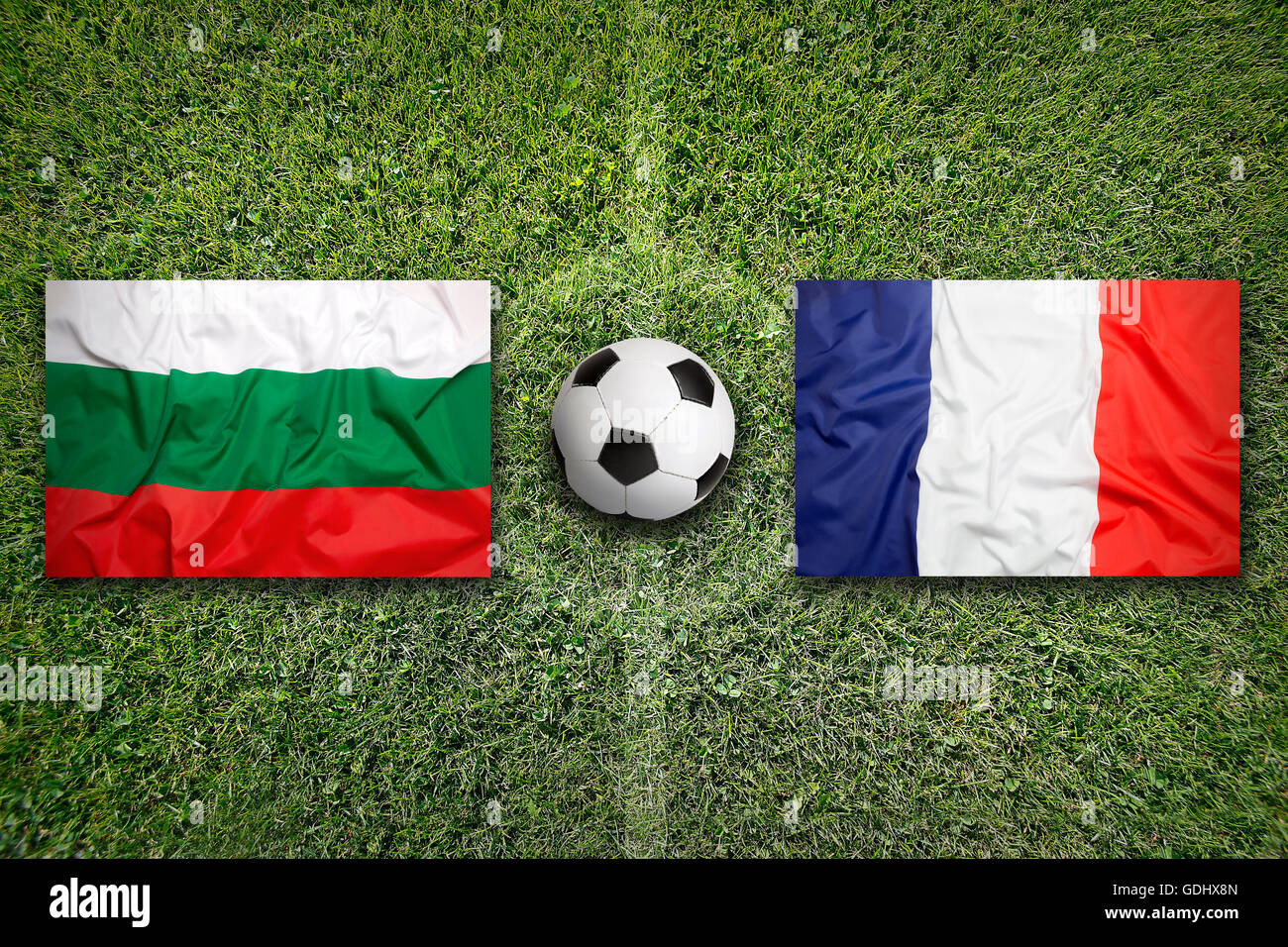 La Bulgarie et la France les drapeaux sur le terrain de soccer vert Banque D'Images