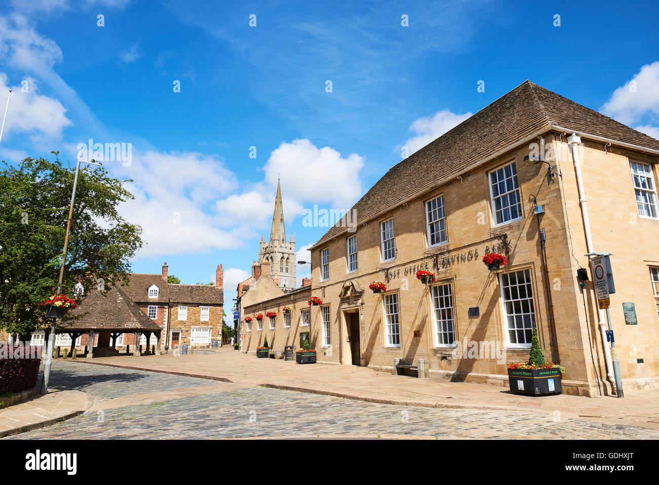 Place du marché avec l'ancien bureau de poste sur la droite et sur la gauche le Buttercross Oakham Rutland East Midlands UK Banque D'Images