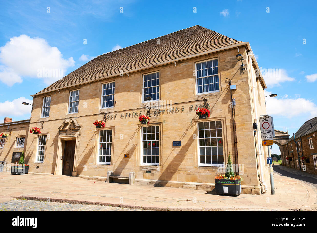 Ancien bureau de poste et banque d'épargne aujourd'hui le Royal Mail Delivery Office Market Place East Midlands UK Rutland Oakham Banque D'Images