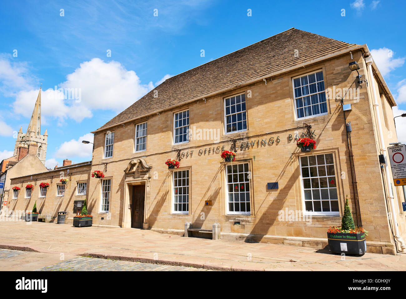 Ancien bureau de poste et banque d'épargne aujourd'hui le Royal Mail Delivery Office Market Place East Midlands UK Rutland Oakham Banque D'Images