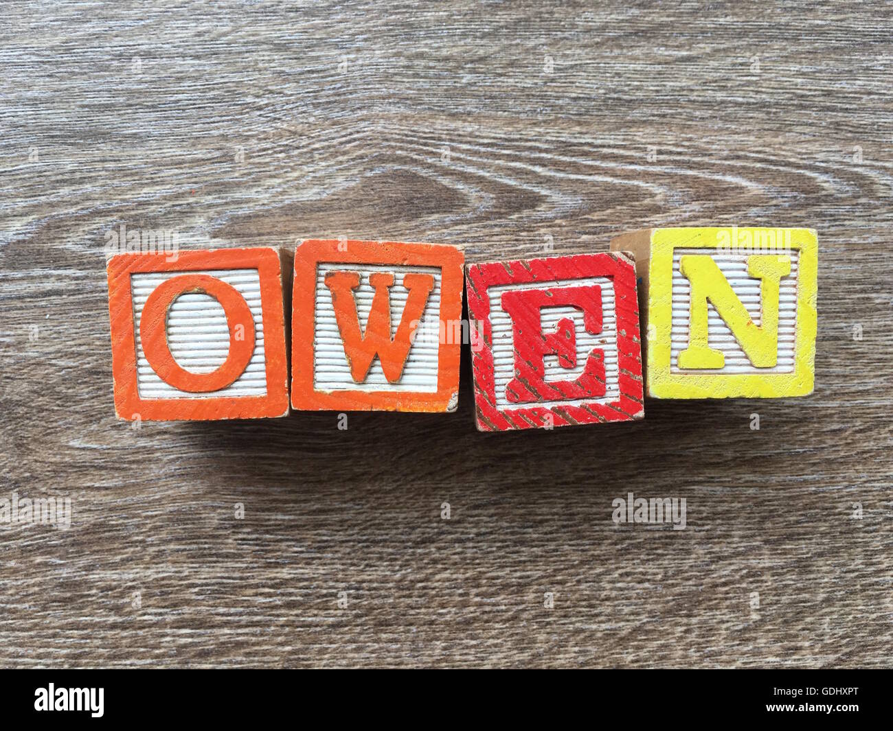 Owen nom écrit avec une cale en bois lettre toys Photo Stock - Alamy